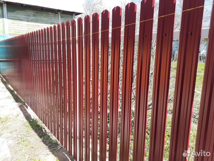 Забор из металлоштакетника