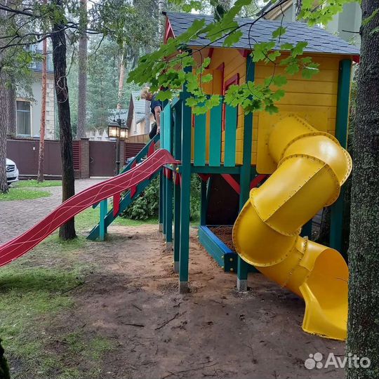 Детская площадка с большим домиком и горкой труба