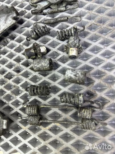 Колодки стояночного тормоза задние Mercedes-Benz