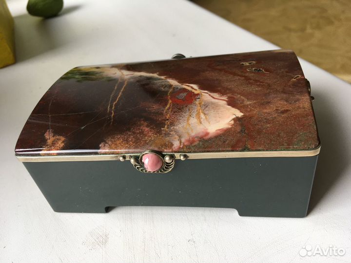 Шкатулка из нефритового змеевика и яшмы