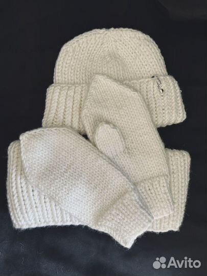 Вязаная шапка, варежки, снуд