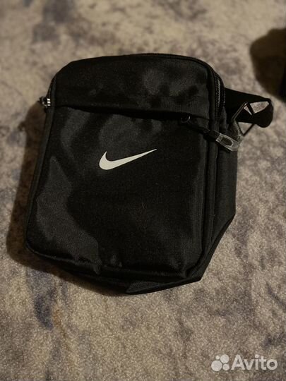 Бейсболка и мужская сумка