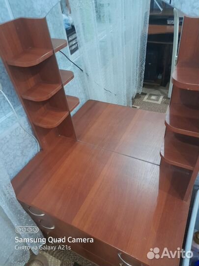 Туалетный столик с зеркалом