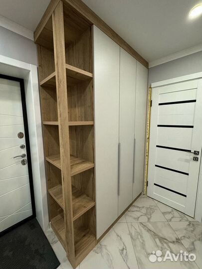 Шкаф распашной с полками