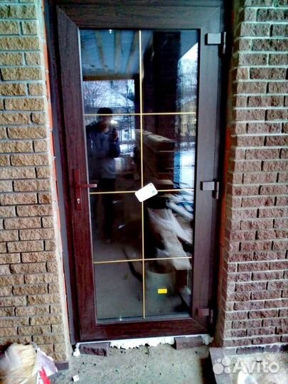 Дверь пластиковая в дом