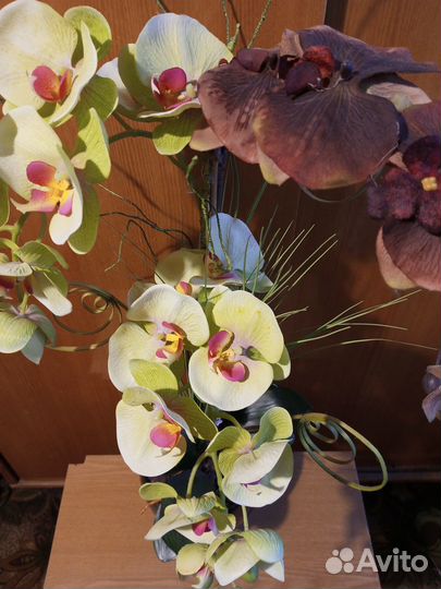 Искусственные цветы в горшках