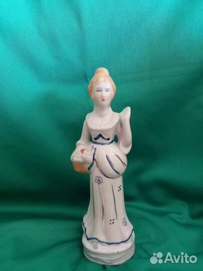 Фарфоровая статуэтка