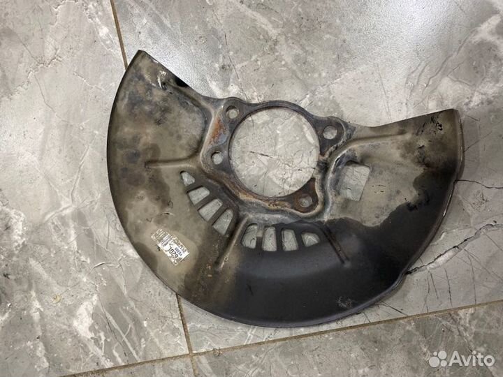 Пыльник тормозного диска передний правый Toyota
