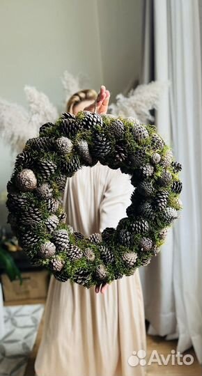 Декор интерьера, венок из шишек