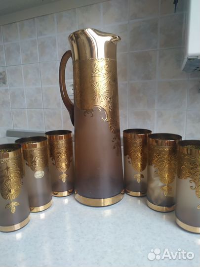 Кувшин с бокалами