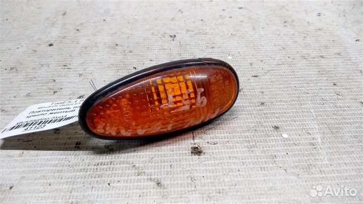 Повторитель на крыло желтый Mitsubishi Galant E5