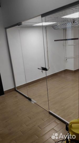 Стеклянная дверь