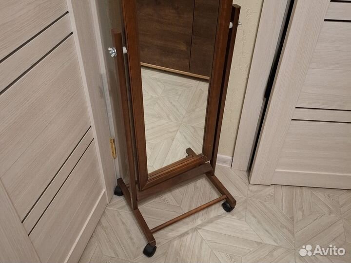 Зеркало напольное на колесах