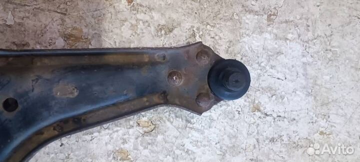 Рычаг передний правый нижний