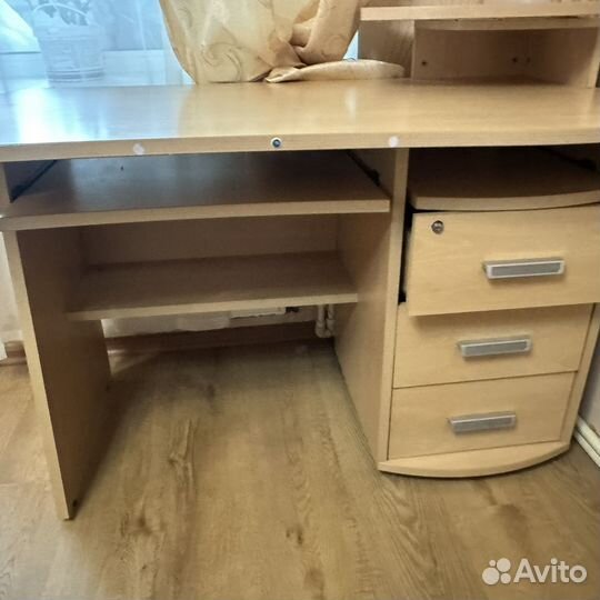 Продается компьютерный стол в хорошем состоянии