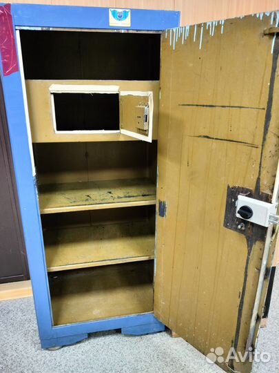 Металлический сейф