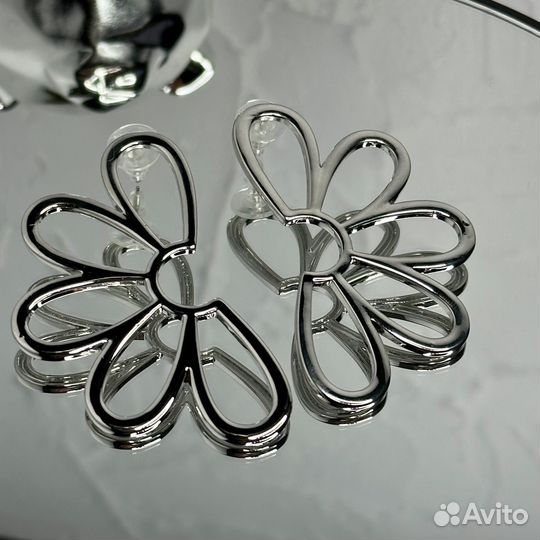 Серьги под серебро половинки цветка