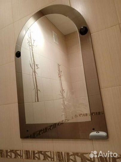 Зеркало с полкой в ванную комнату