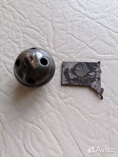 Бубенец и значек Ленин