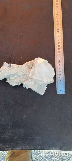 Кристаллы флюорита на породе