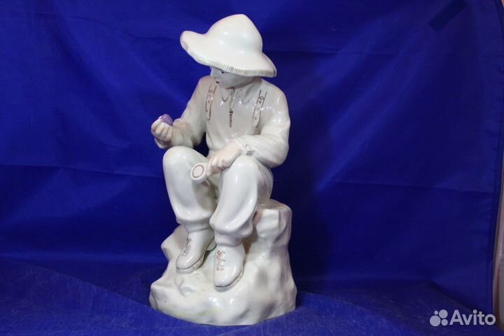 Юный геолог большая статуэтка фарфоровая Мальчик с