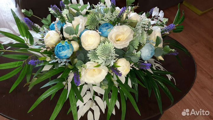 Композиция из искусственных цветов