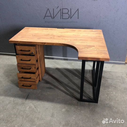 Письменный стол с ящиками