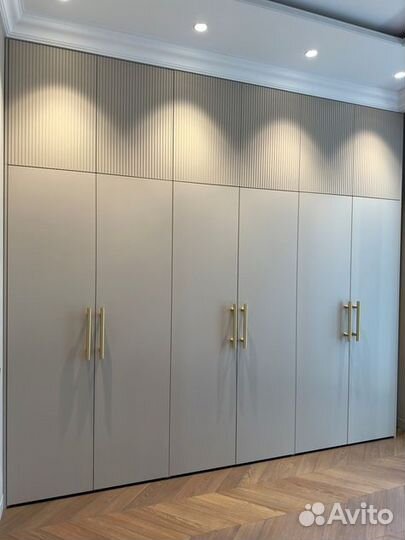 Шкаф в спальню распашной