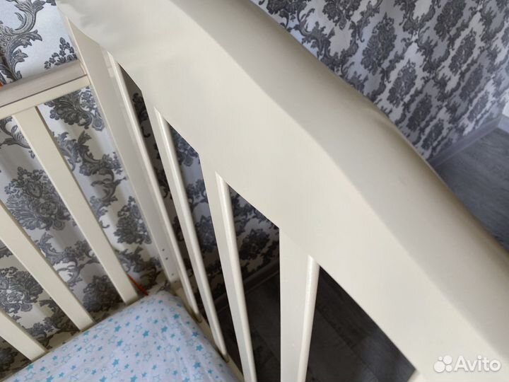 Детская кроватка с маятником