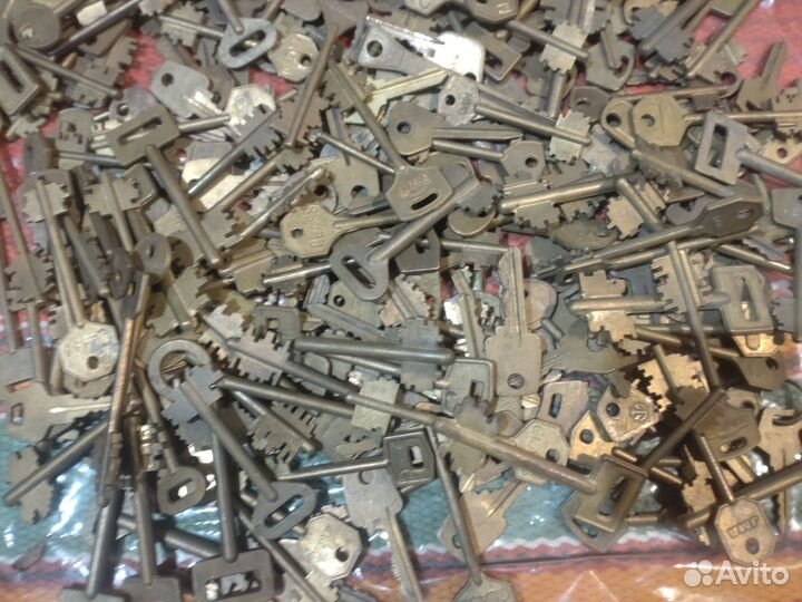 Ключи от замков латунные