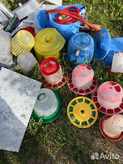 Поилки для кур и кормушки