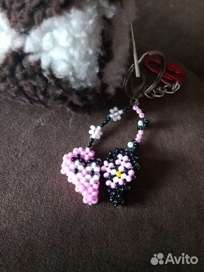 Брелок из бисера с hello kitty