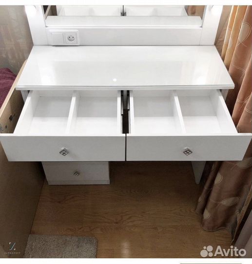 Туалетный столик для визажиста с гримёрным зеркало