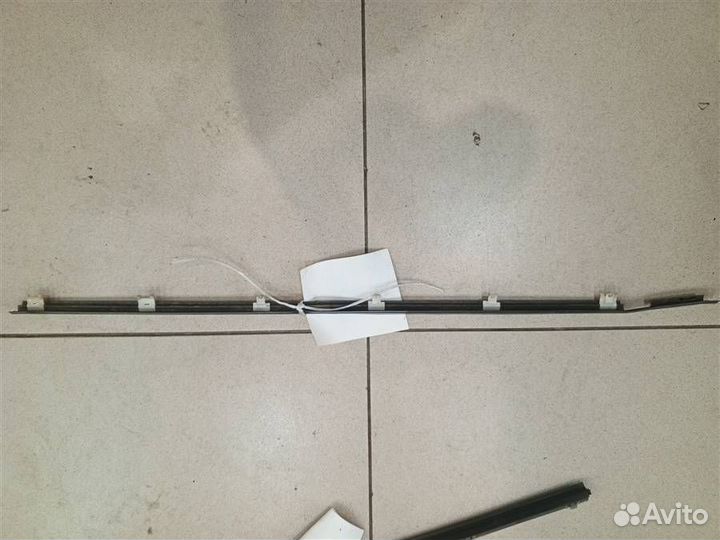 Накладка стекла переднего левого (бархотка) Toyot