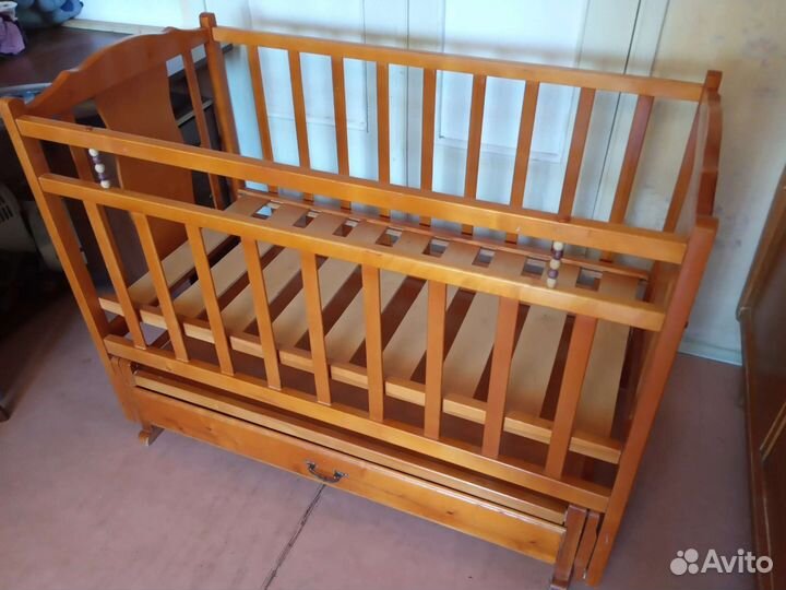 Кроватка детская с маятником
