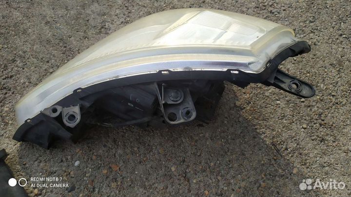 Фары Nissan Tiida