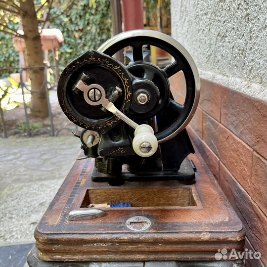 Старинная швейная машина