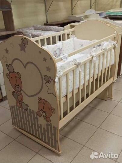 Детская кроватка с маятником новая