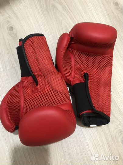 Боксерские перчатки и шлем на возраст 9-10 лет