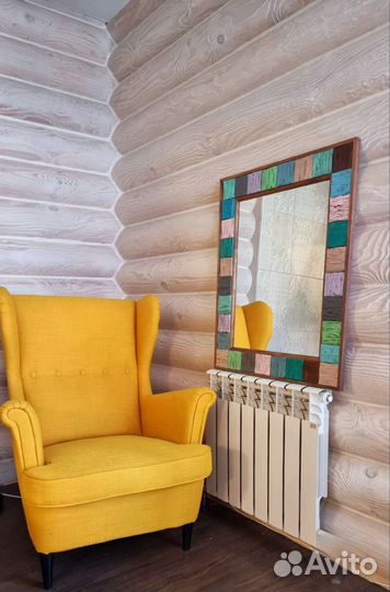 Зеркало в деревянной раме