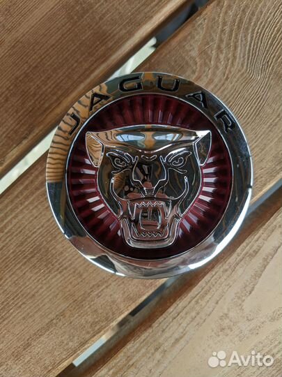 Эмблема решетки радиатора Jaguar XF