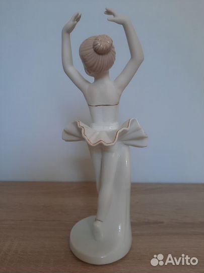 Фарфоровая статуэтка балерина