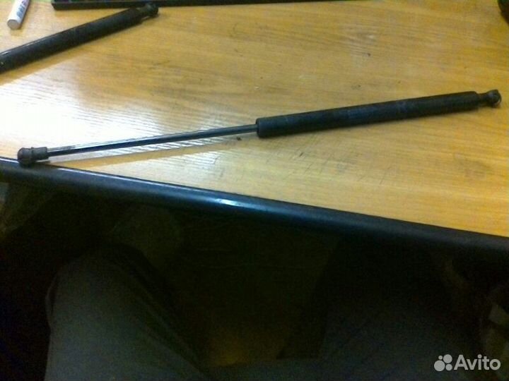 Амортизатор багажника правый Toyota Avensis 2