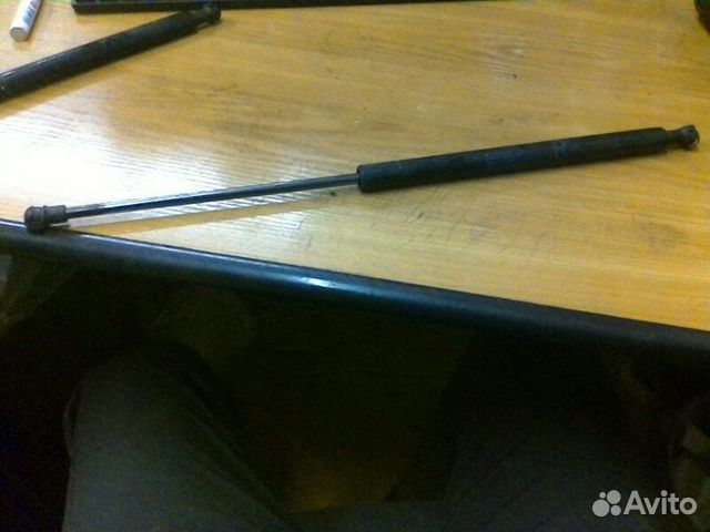 Амортизатор багажника правый Toyota Avensis 2