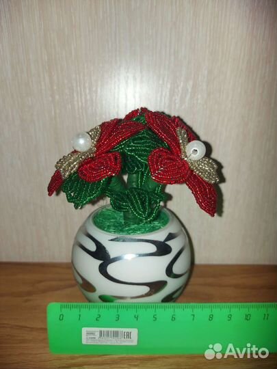 Цветы из бисера красные