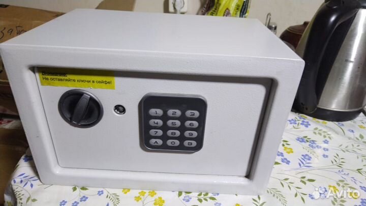 Сейф с электронным замком