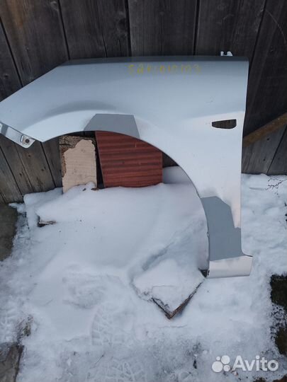 Продам переднее левое крыло