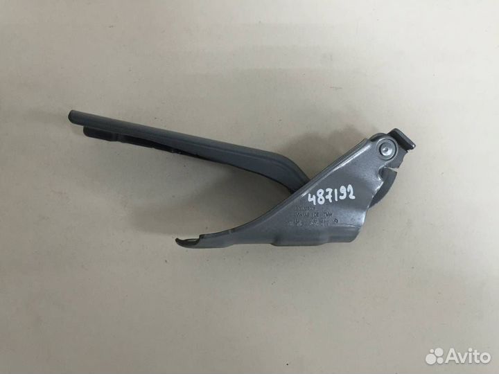 Петля капота левая Skoda Rapid 2019