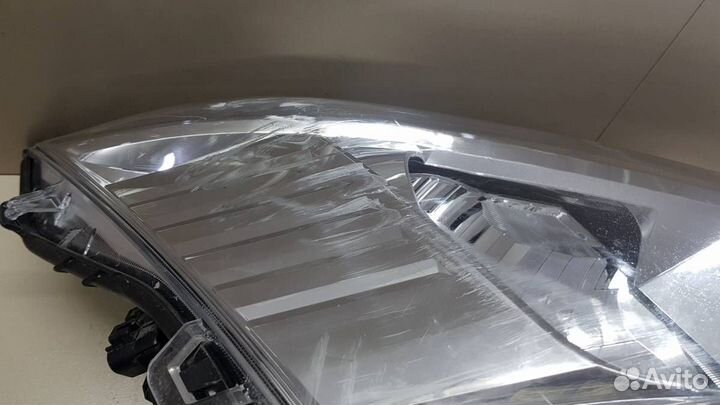 Фара правая Toyota Hiace H300 2019