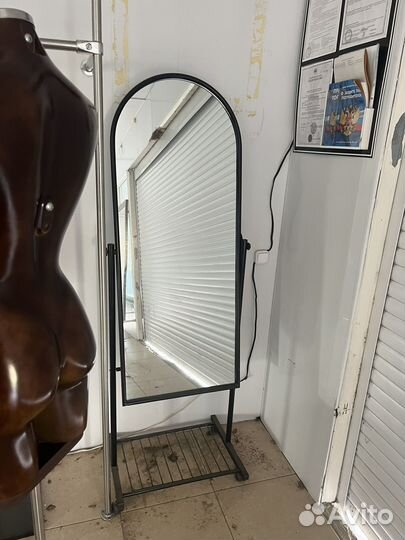 Зеркало на колесиках